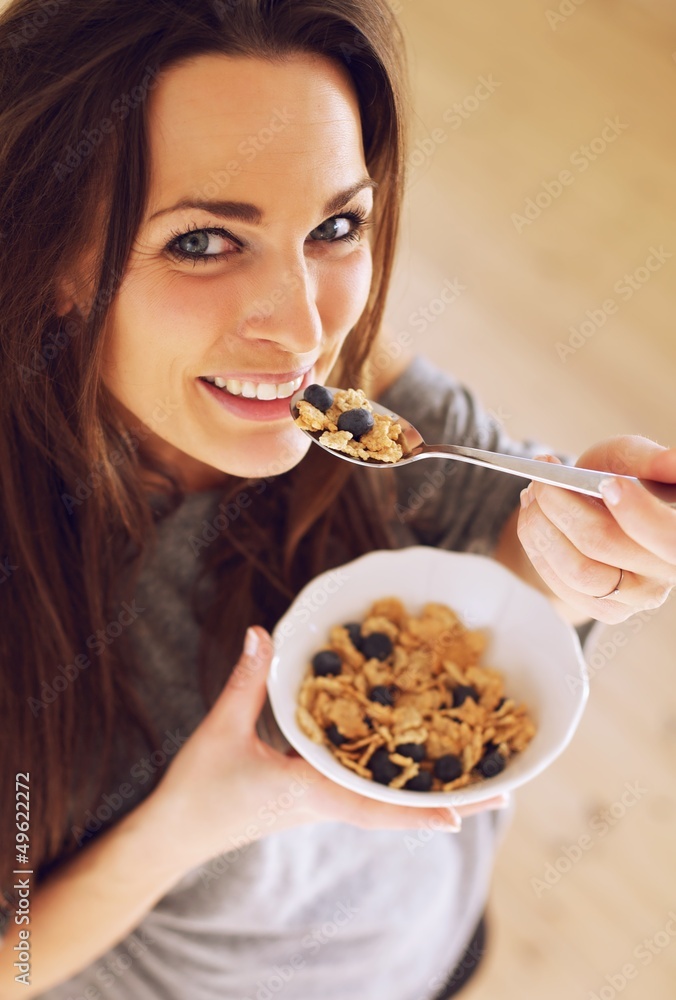 带着早餐零食的迷人女人