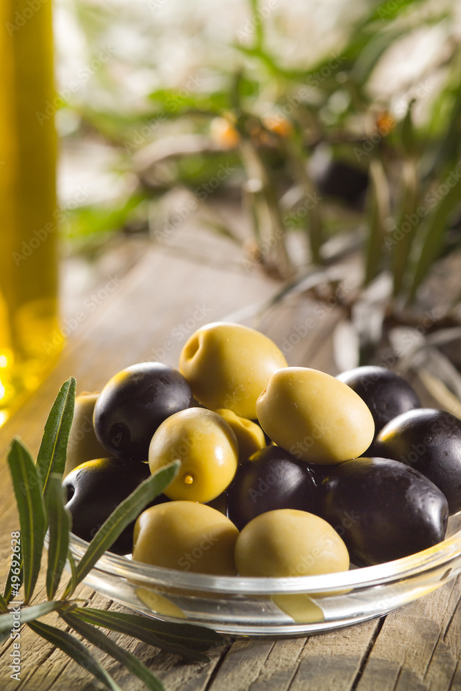 Green and black olives with leaves