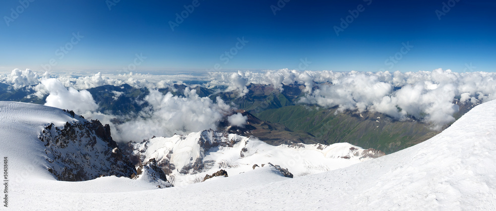 冬天的山脉全景。美丽的风景