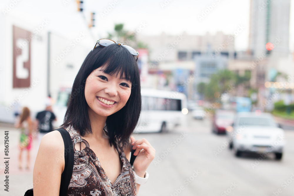 城市里的一位年轻亚洲女性