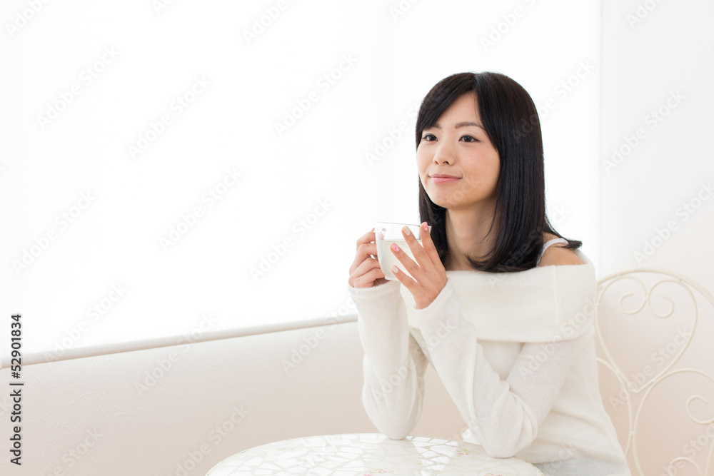 beautiful asian woman relaxing in the cafe