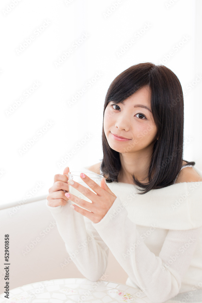 beautiful asian woman relaxing in the cafe