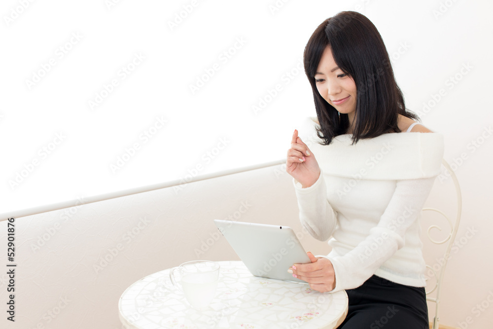 beautiful asian woman relaxing in the cafe