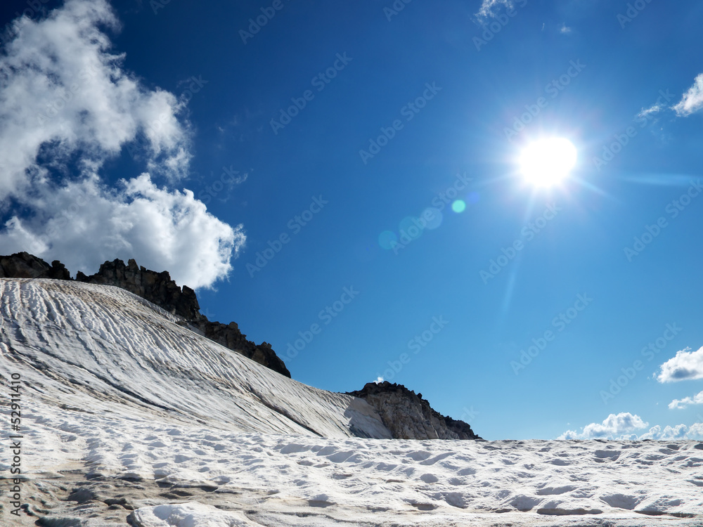 阳光和雪。美丽的风景