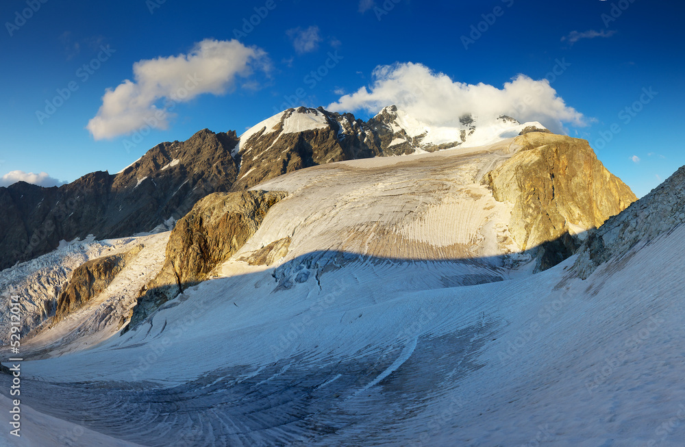 高高的山脉。美丽的风景