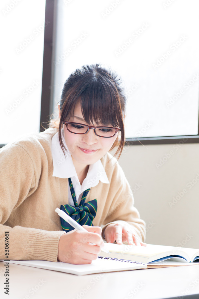 一个年轻的亚洲女学生在学习