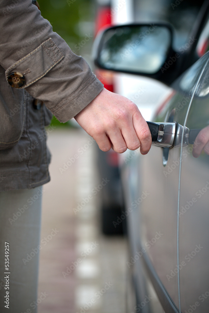 女子解锁汽车