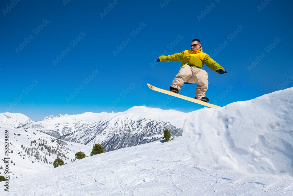 可爱的单板滑雪男子跳跃