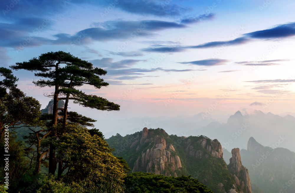 黄昏日落与群山