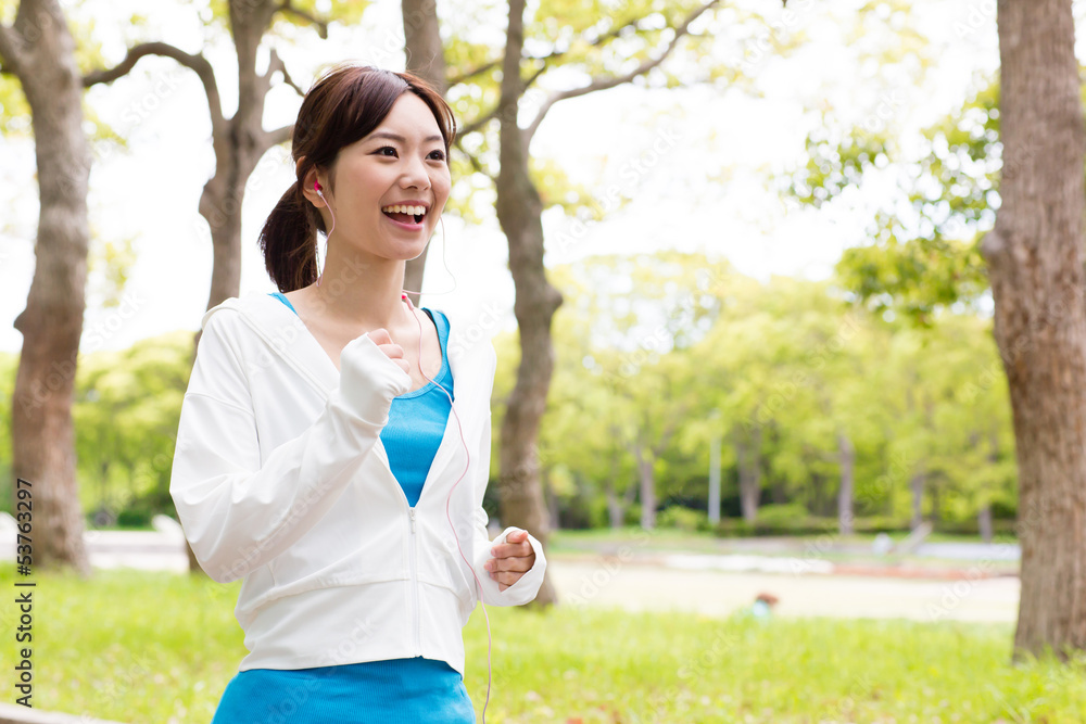 在公园慢跑的亚洲年轻女子