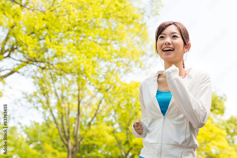 在公园慢跑的亚洲年轻女子