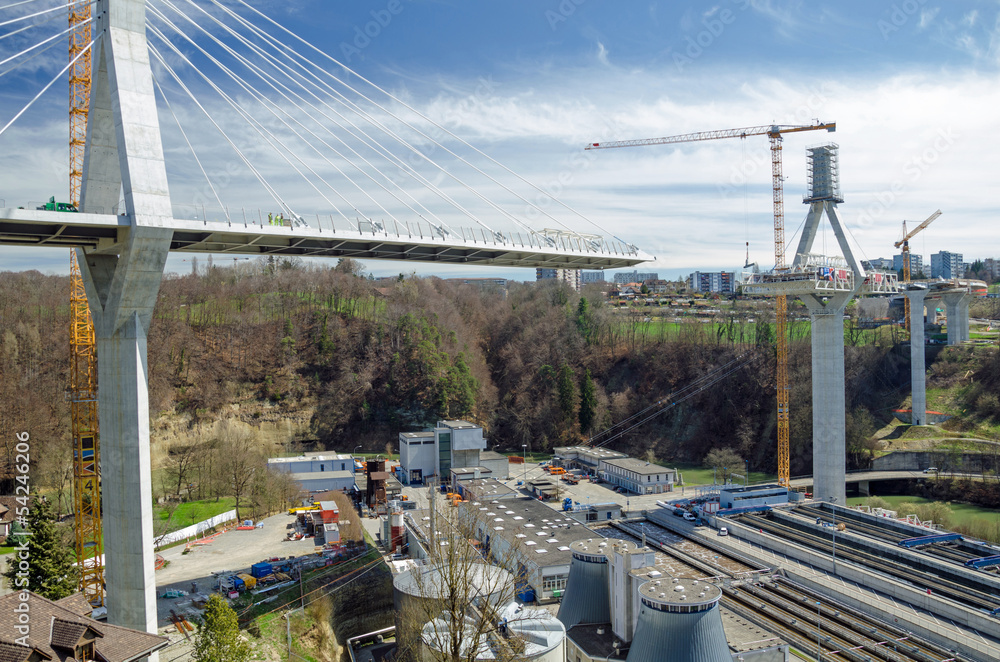 Hängebrücke im Bau