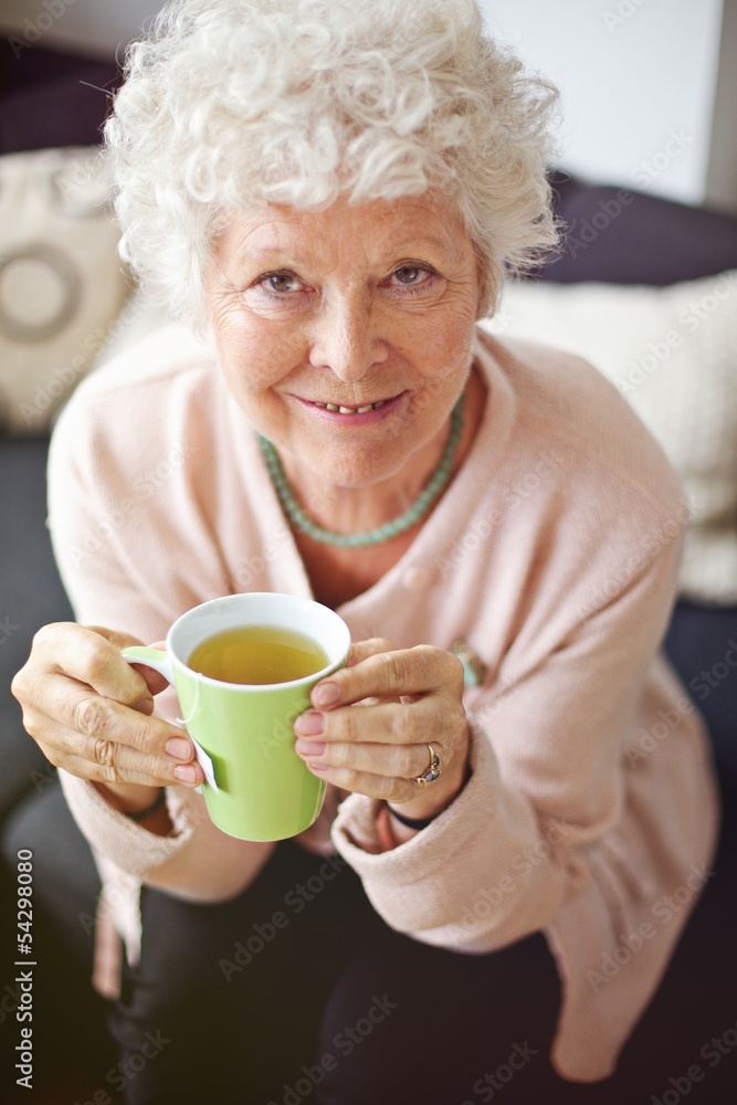 老年女性品茗