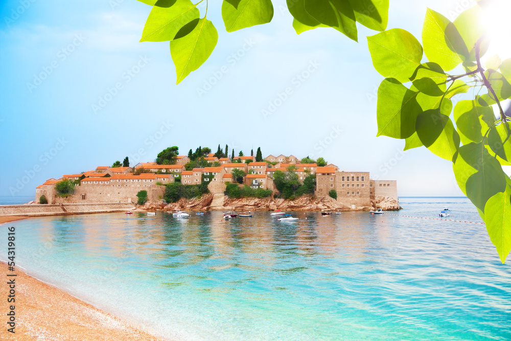 来自海滩的Sveti Stefan