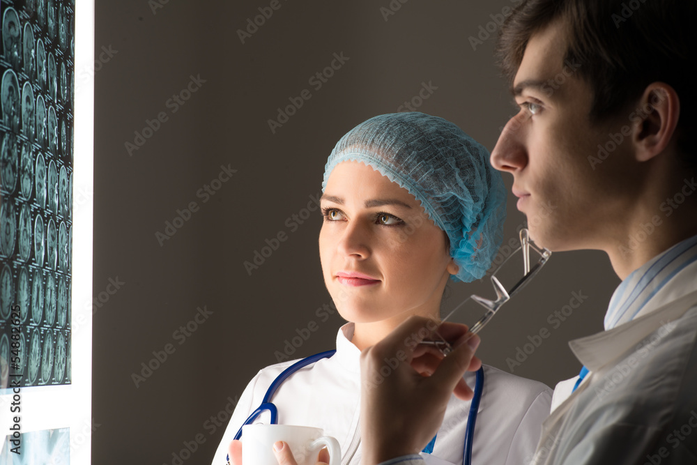 medical colleagues confer near the x-ray image