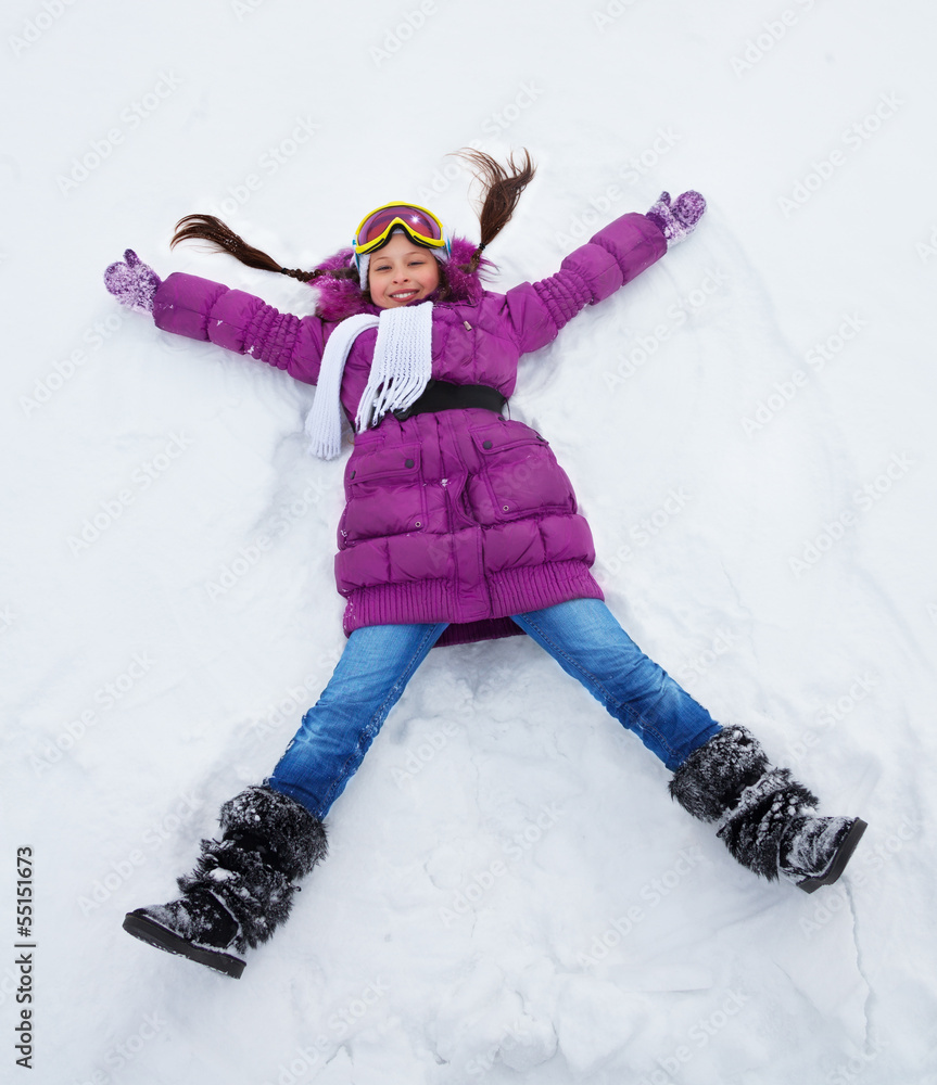 女孩在雪地里呈星形躺着