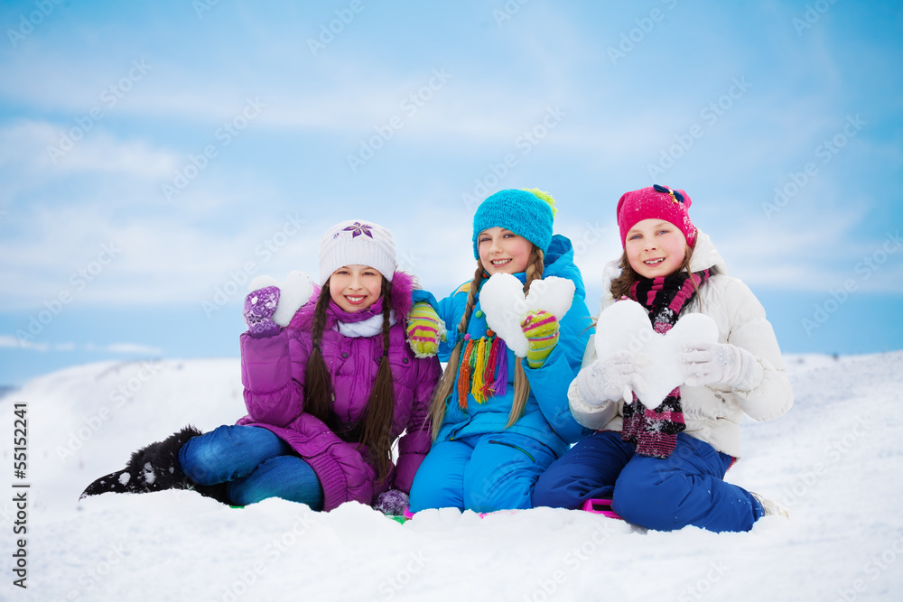 三个可爱的女孩，心是雪做的