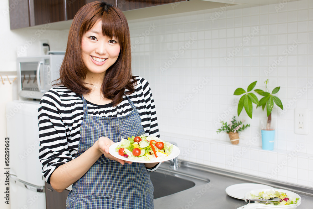 亚洲美女在厨房做饭