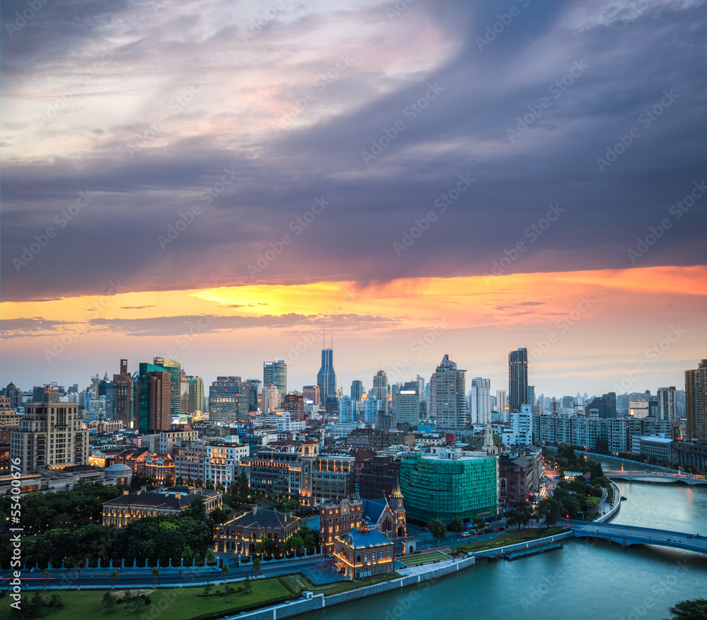 夕阳下的美丽上海