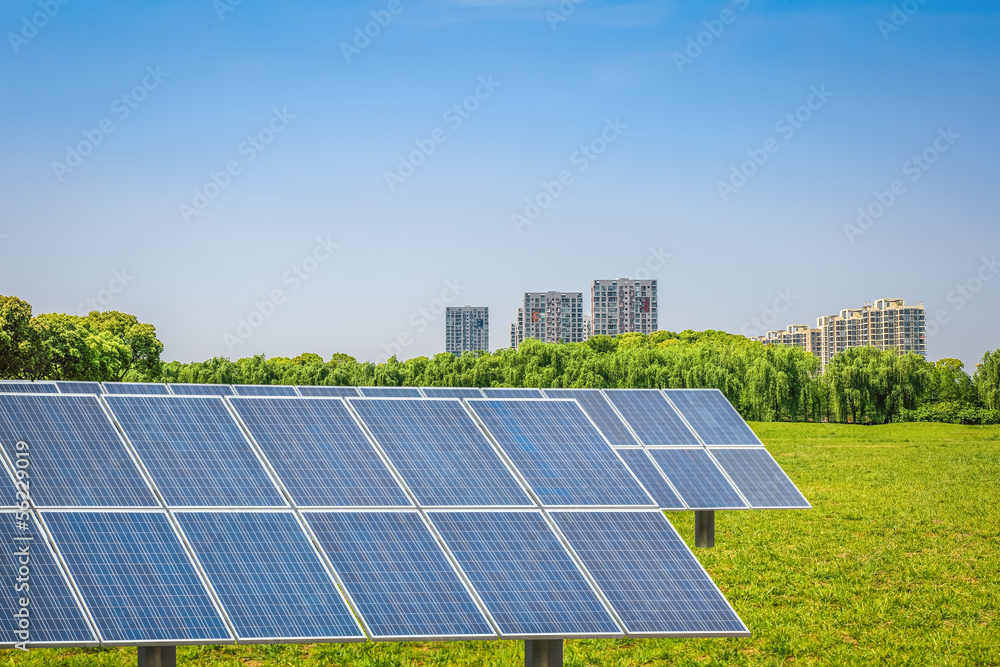 现代城市公园中的太阳能电池板