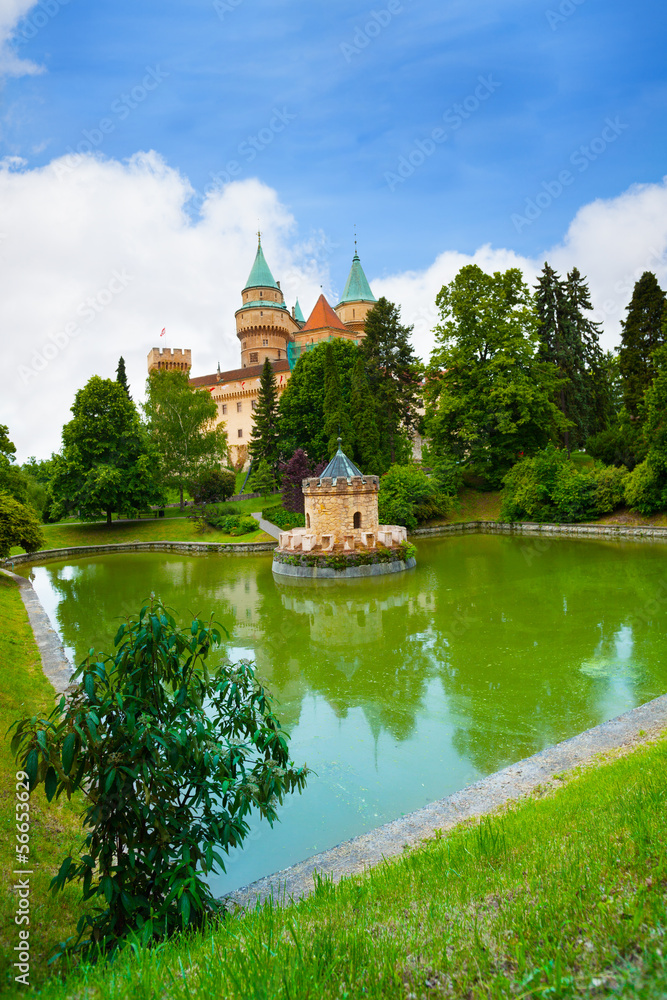 Bojnice and pond（波尼策和池塘）