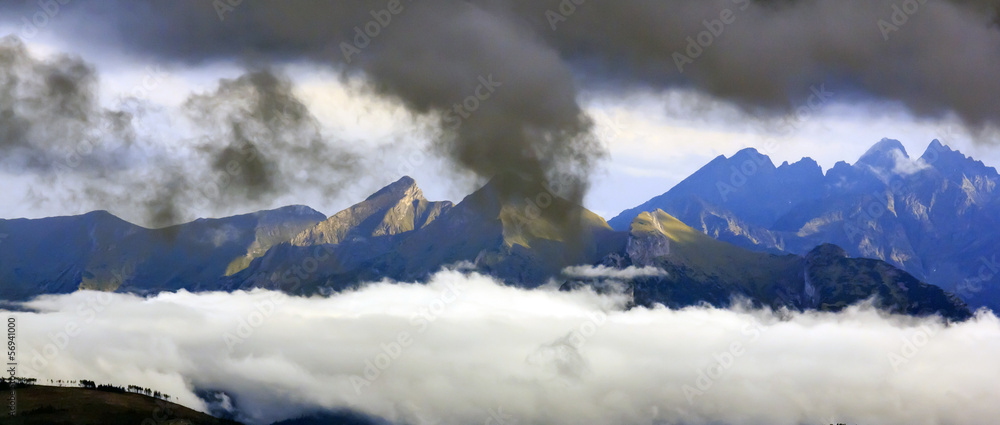 云层遮蔽视线的高山全景