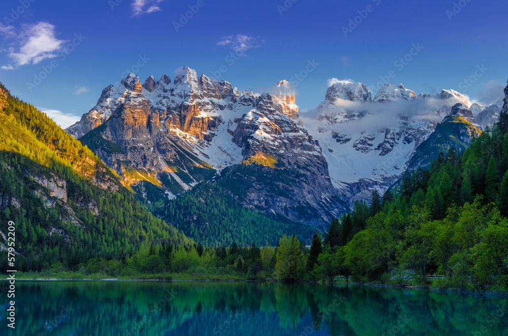 日落时令人惊叹的山景