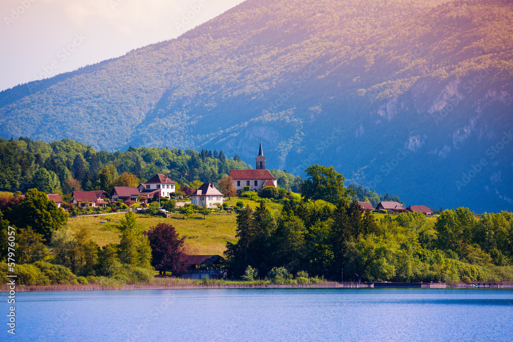 Lac d'aiguebelette and village