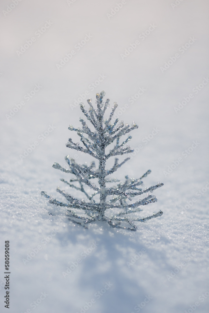 雪地上的银色圣诞树装饰