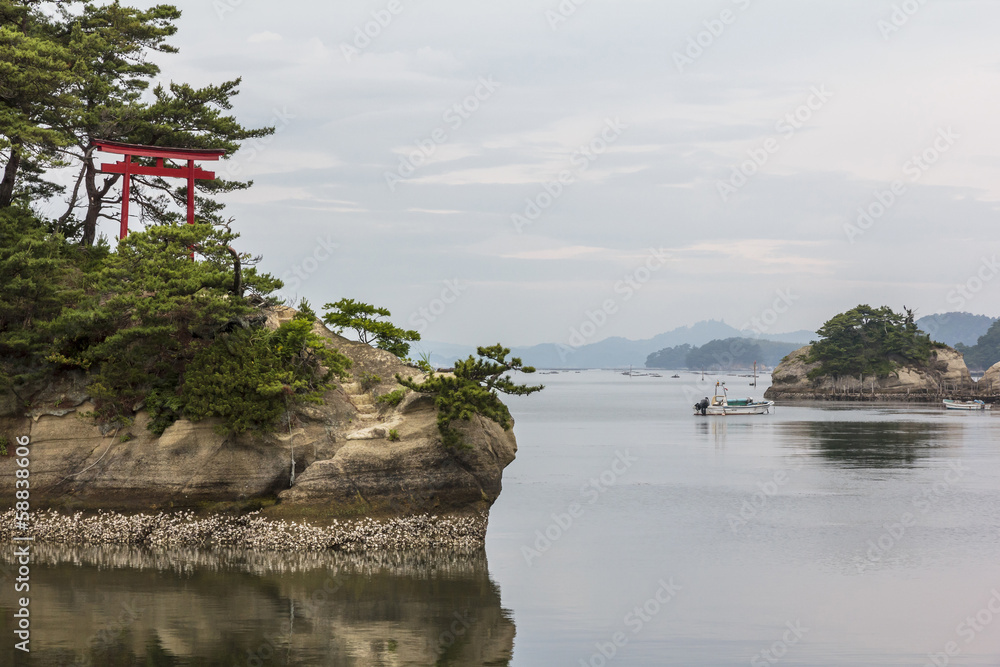 马祖岛上有几个小岛和一个红色鸟取门的海洋景观