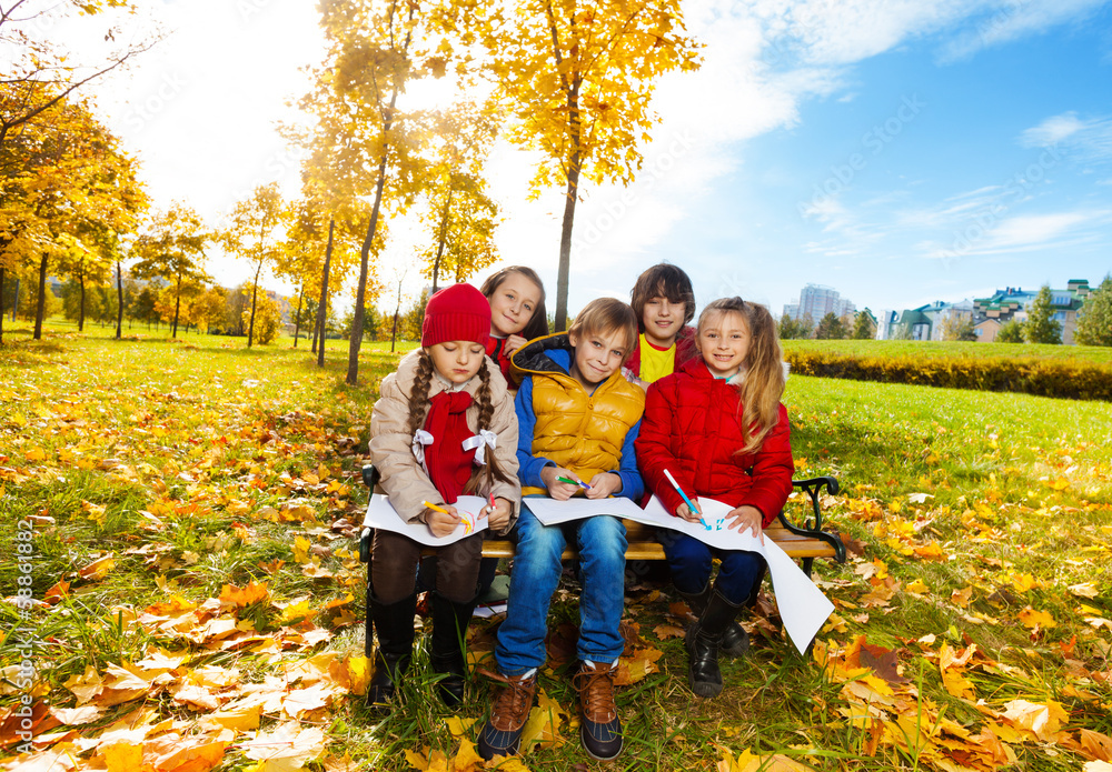 Kids sketching autumn beauty