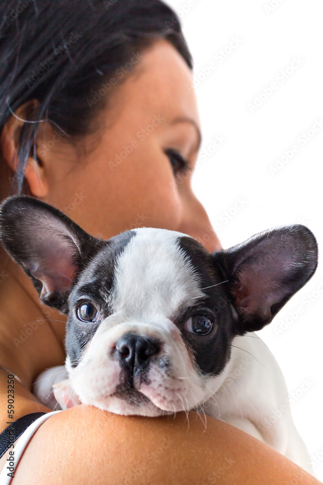 美女带着法国斗牛犬小狗