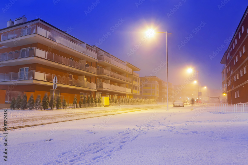 波兰冬天的雪地街道