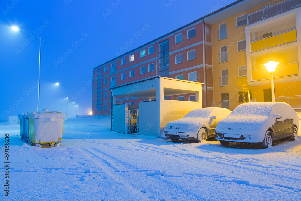 波兰冬天的雪地街道