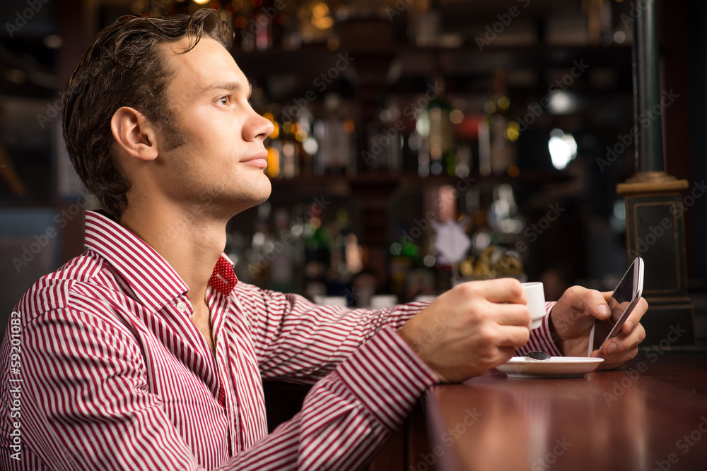 拿着一杯咖啡的男人