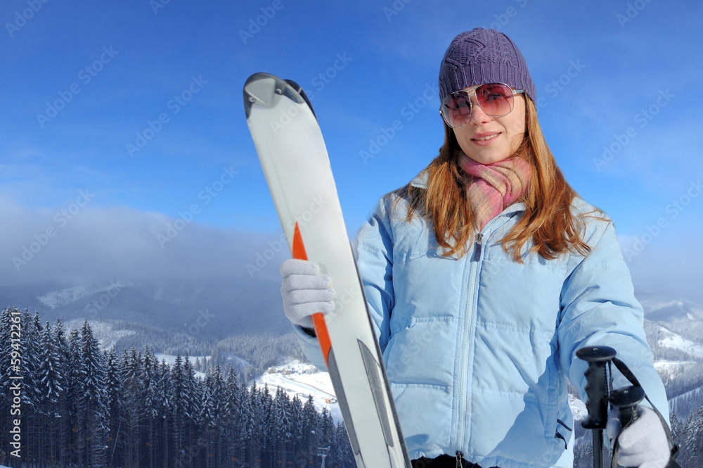 滑雪的年轻女人