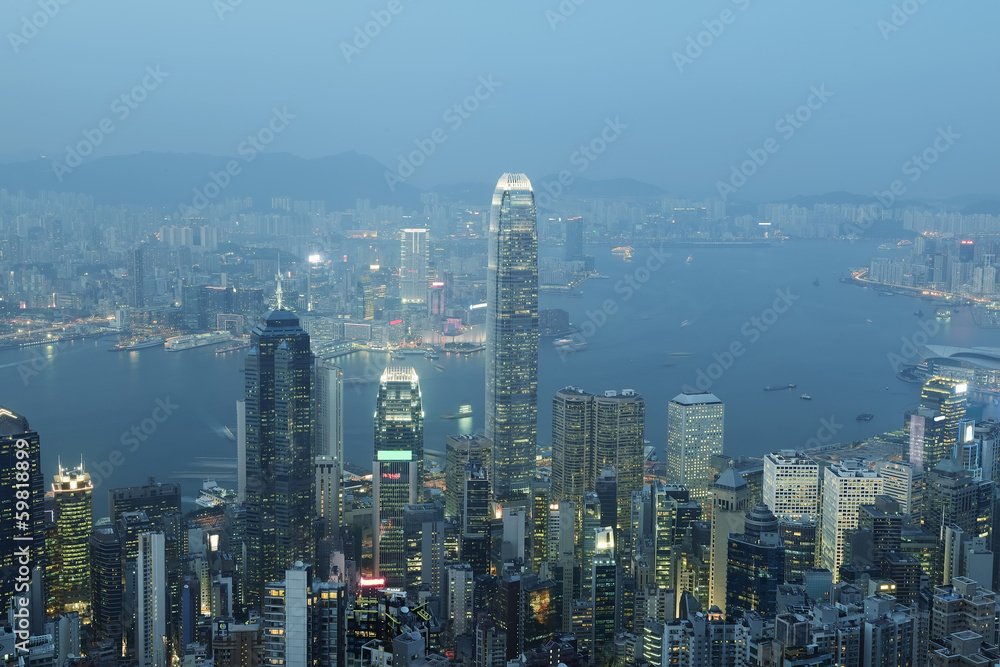 维多利亚港夜间香港城市天际线全景