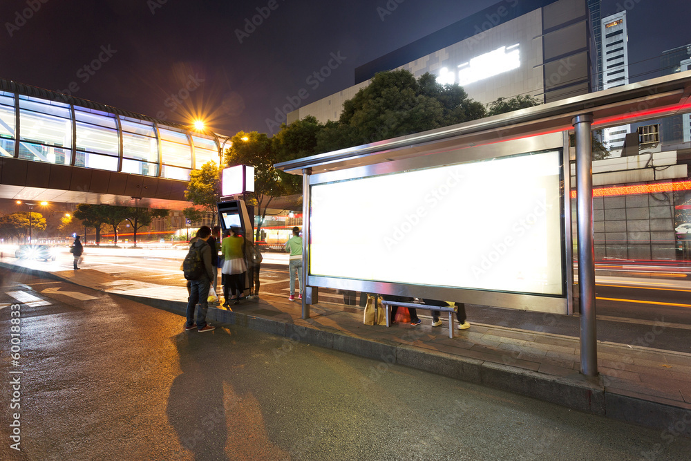 夜间公交车站空白广告牌