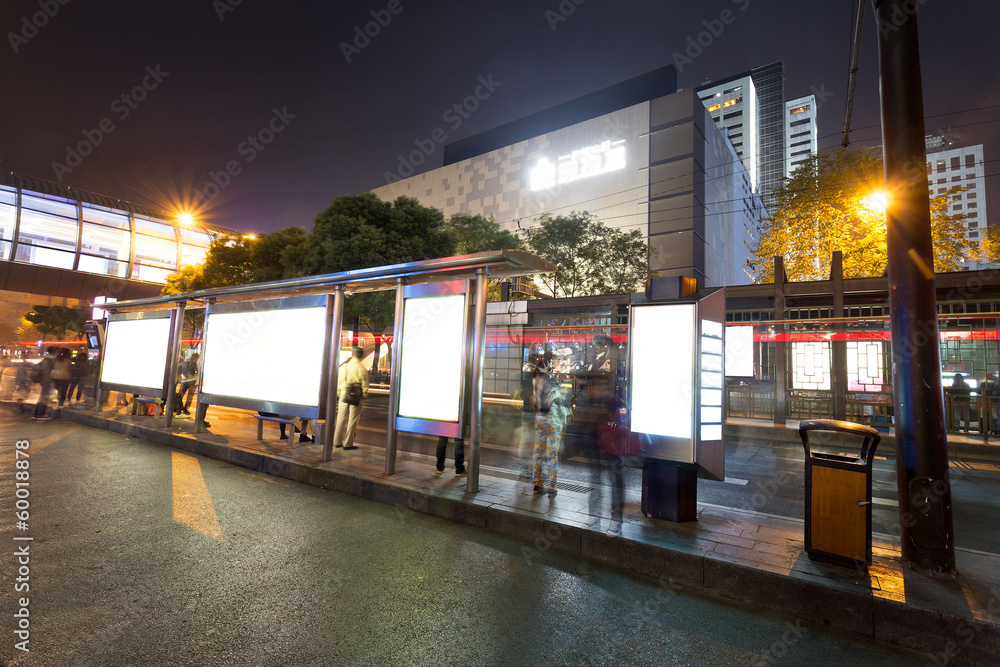 夜间公交车站空白广告牌