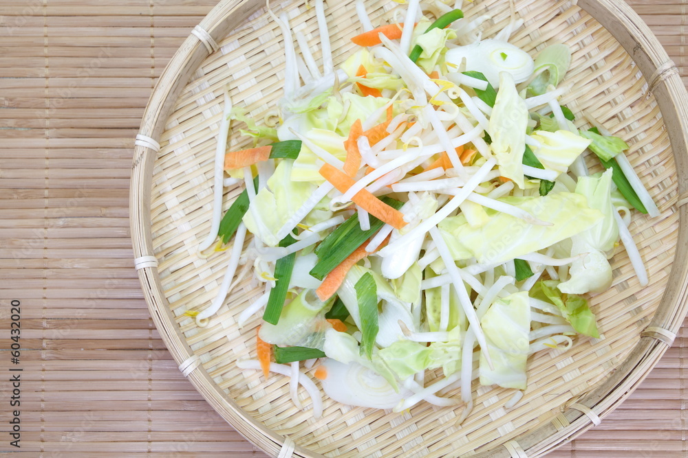 豆芽和新鲜蔬菜准备烹饪