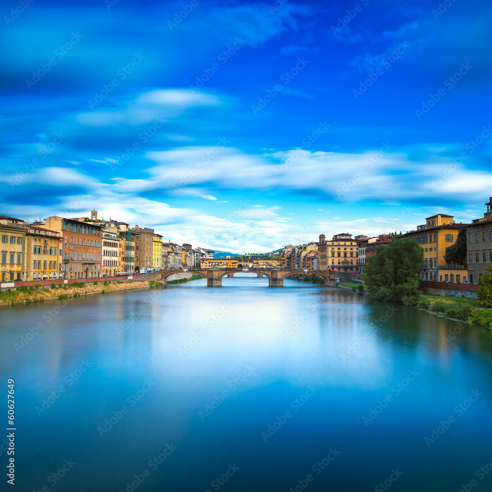 阿诺河上的Santa Trinita和Old Bridge，日落景观。Fl