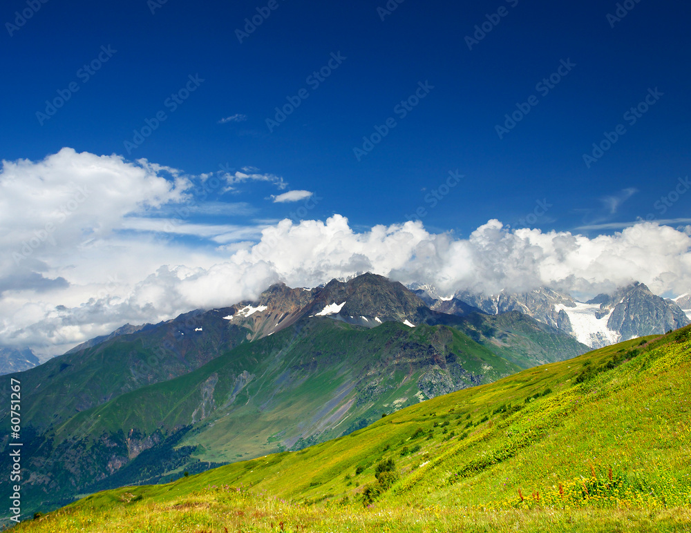 夏天的高山。