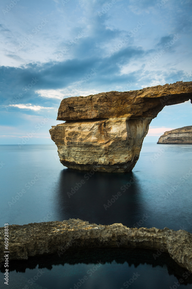 Azure Window，Gozo岛上的天然拱门，有天空和云朵