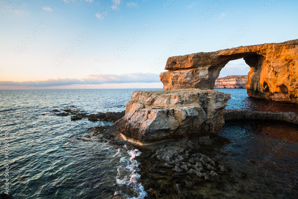 Azure Window，日落时戈佐岛上的天然拱门