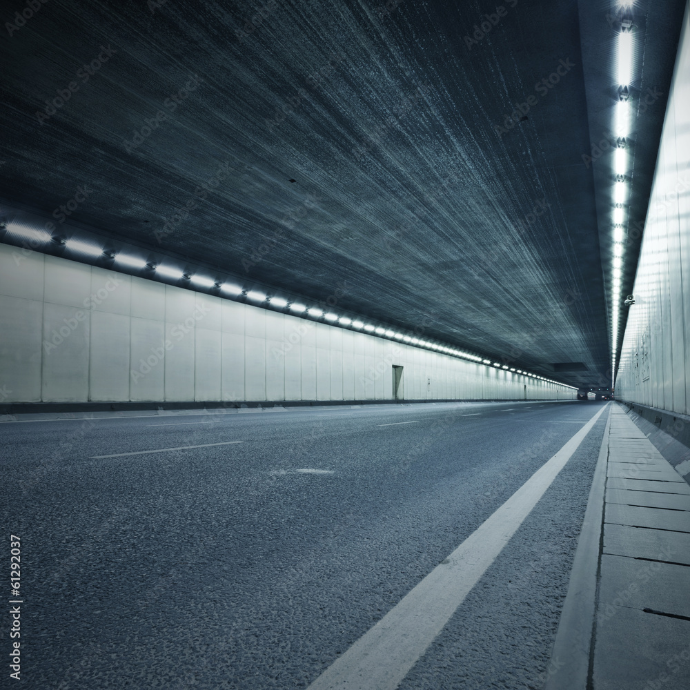 The tunnel at night, the lights formed a line.