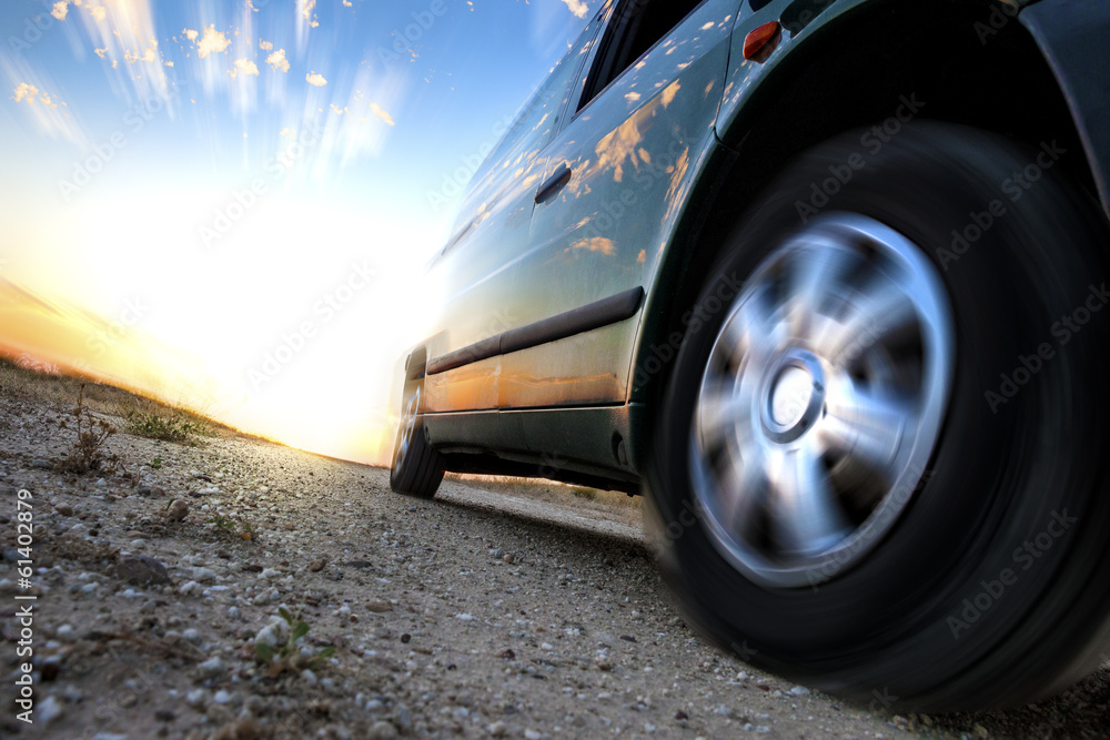 Concepto de velocidad y coche.Detalle de rueda girando