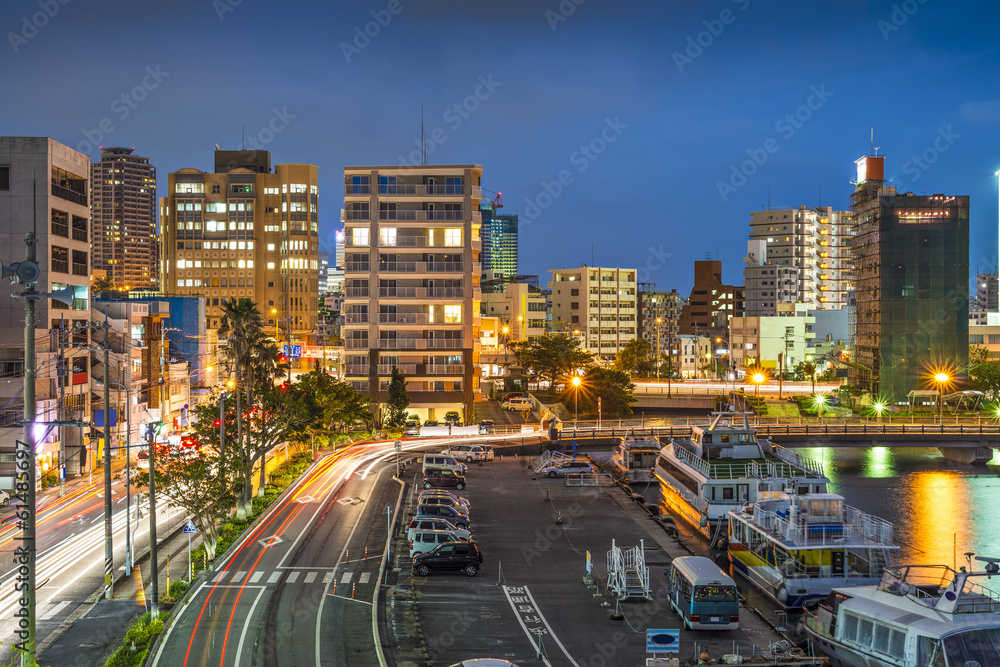 从港口看日本冲绳那霸的城市景观。