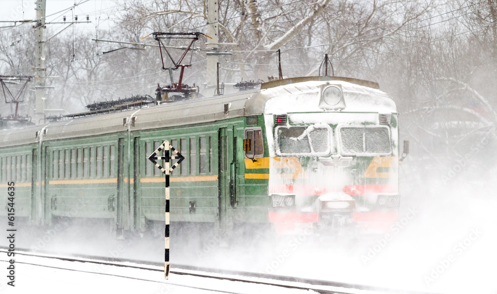 雪地里的客运列车