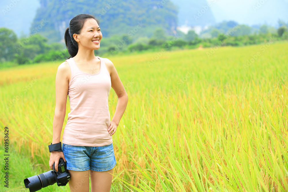 中国阳朔稻田里的年轻女摄影师