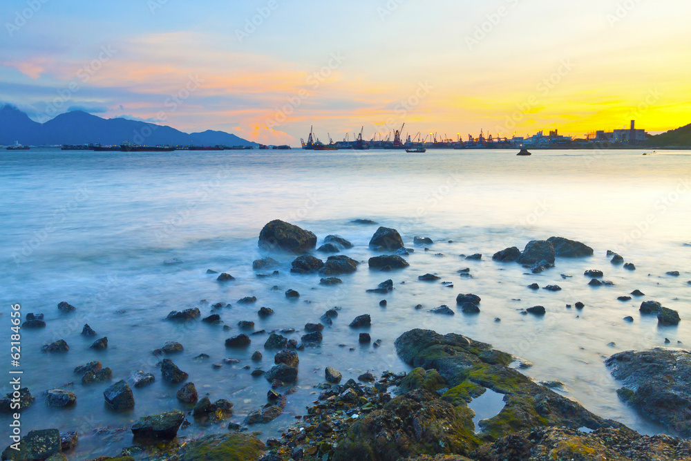 海岸日落，海石相伴